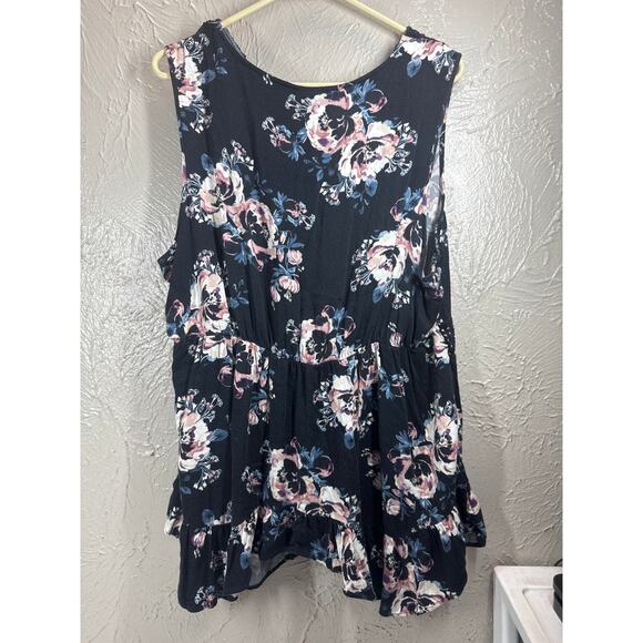 Torrid Floral Sleeveless Top Criss Cross Neck Black Crochet Embellished Size 2 - Picture 2 of 6